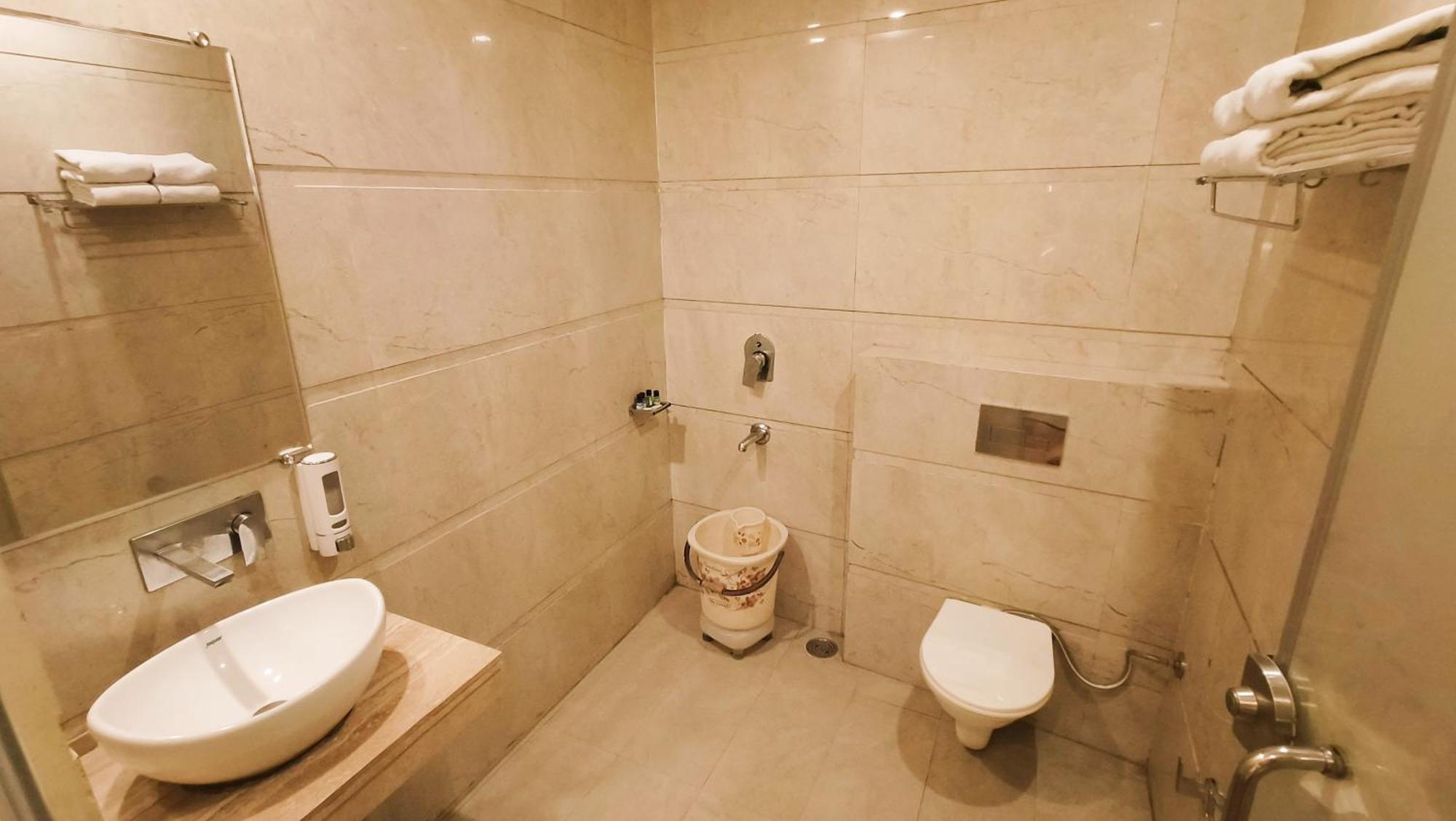 Hotel Sallow Royal Suites Amritsar Exterior photo